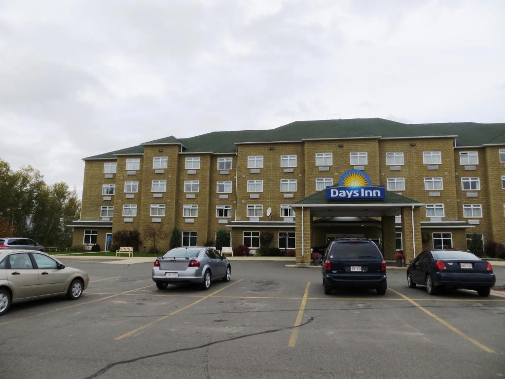 Days Inn By Wyndham Oromocto Conference Centre Екстериор снимка